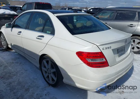 2013 Mercedes-Benz C 350 Sport z USA, uszkodzony, nr VIN WDDGF5HB0DR255531